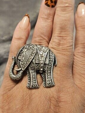 Elephant ring with strech ring size.